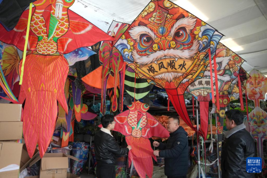 2月18日，在山东省潍坊市坊子区王家庄子村一家风筝企业，人们观看风筝样品。