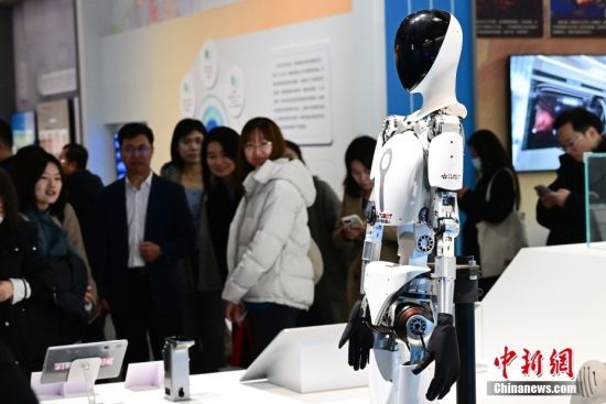 图为观众在观看展出的人形机器人T1 Pro。