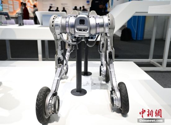 图为展出的B2-W工业轮足机器狗。