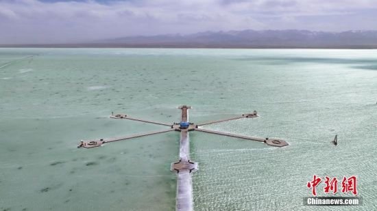 3月26日，航拍春日茶卡盐湖景区。茶卡盐湖位于青海省海西蒙古族藏族自治州乌兰县境内，被誉为“天空之镜”，每年都会吸引大量国内外游客参观。（无人机照片）
