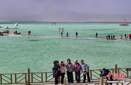 3月26日，航拍春日茶卡盐湖景区。茶卡盐湖位于青海省海西蒙古族藏族自治州乌兰县境内，被誉为“天空之镜”，每年都会吸引大量国内外游客参观。（无人机照片）