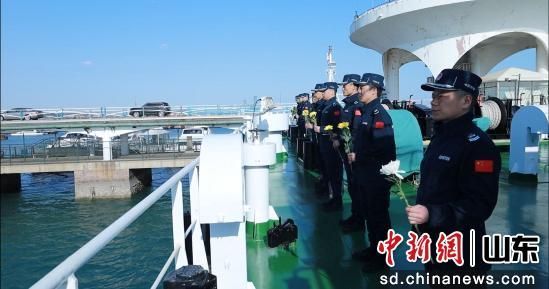 4月4日下午，随着三长两短的汽笛声撕裂海天寂静，海警双鹰舰清明祭奠仪式在舰甲板庄重启幕。