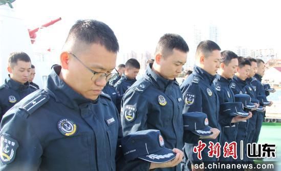 4月4日下午，随着三长两短的汽笛声撕裂海天寂静，海警双鹰舰清明祭奠仪式在舰甲板庄重启幕。