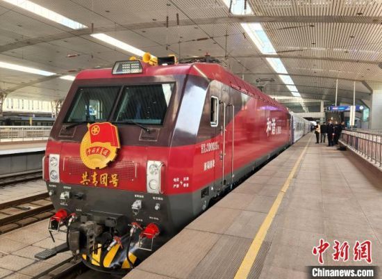 4月10日，山东济南，“好客山东·齐鲁1号”旅游列车正式投入运营。中新社记者 赵晓 摄 