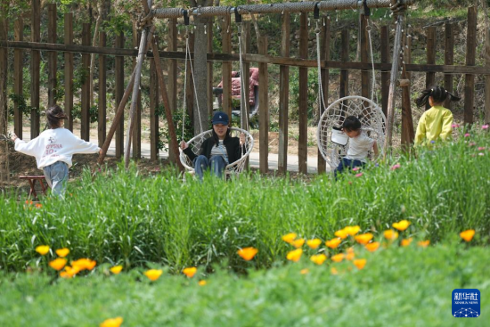 　　4月20日，在张夏街道岳庄村，游客在一处休闲庭院内休闲娱乐。新华社记者 朱峥 摄