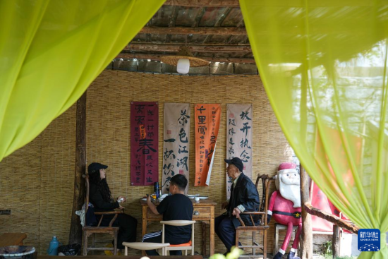 　　4月20日，在张夏街道岳庄村，游客在一处休闲庭院内休闲娱乐。新华社记者 朱峥 摄