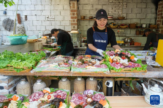 4月20日，在张夏街道岳庄村，休闲庭院主理人徐田在准备餐食。新华社记者 朱峥 摄