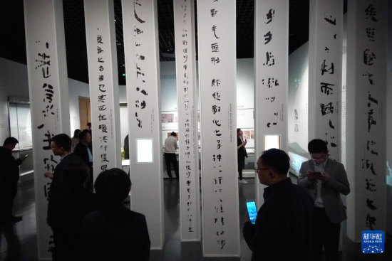 4月25日，人们在参观银雀山汉简文化展。新华社记者 徐速绘 摄