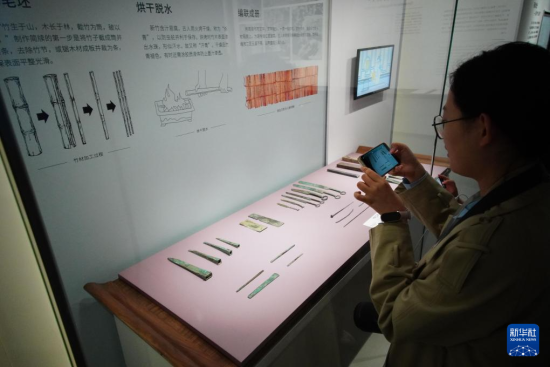 4月25日，人们在参观银雀山汉简文化展。新华社记者 徐速绘 摄